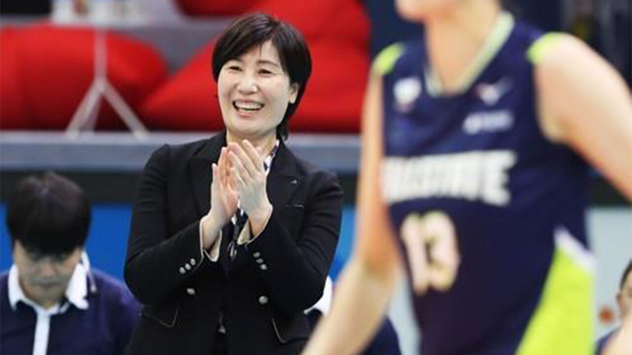 현대건설 사령탑 시절의 이도희 감독(중앙)