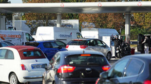 유가 급등 우려 속 프랑스 곳곳 주유소 대기행렬