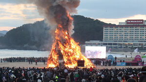 대보름 부산 해변마다 달집 '활활'&hellip;"건강&middot;안녕 기원"