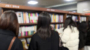 수십 장씩 사더니&hellip;"드디어 나왔다!" 서점으로 '우르르'