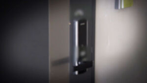 "웬 흉기가" 현관문에 걸린 도끼&hellip;"경고하려고"