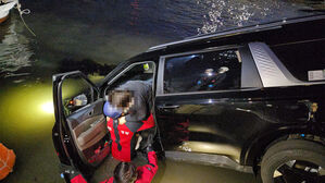 울산 동구 앞바다에 승합차 추락&hellip;탑승자 2명 구조