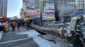 대구 만촌네거리서 중장비 쓰러져&hellip;택시기사 등 3명 부상