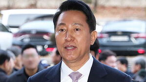 '여론조사비 대납' 오세훈 첫 공판&hellip;출석하며 한 말