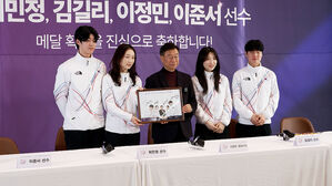 동계 올림픽 영웅들, 뜨거운 환영 속 팬사인회