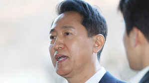 오세훈, '여론조사 대납 의혹' 첫 재판 출석&hellip;"선거-재판 기간 일치 의심"