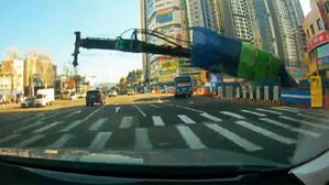 출근길 도심 날벼락&hellip;"21미터 거대 장비 고꾸라지더니"