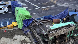 21m 건설장비가 택시 앞으로 '쿵'&hellip;하마터면 '아찔'