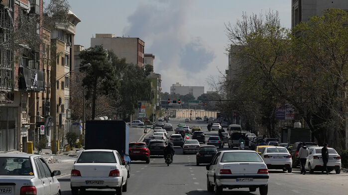 4일(현지시간) 미국-이스라엘 군사 공격 후 연기가 피어오르고 있는 이란 테헤란 거리. (사진=연합뉴스)