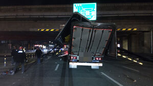 청주서 16t 화물차가 4.5m 높이제한 구조물 충돌&hellip;한때 정체