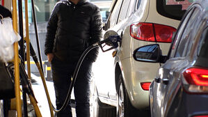 "가격 더 오를까 걱정돼서"&hellip;1,800원 돌파에도 '북새통'