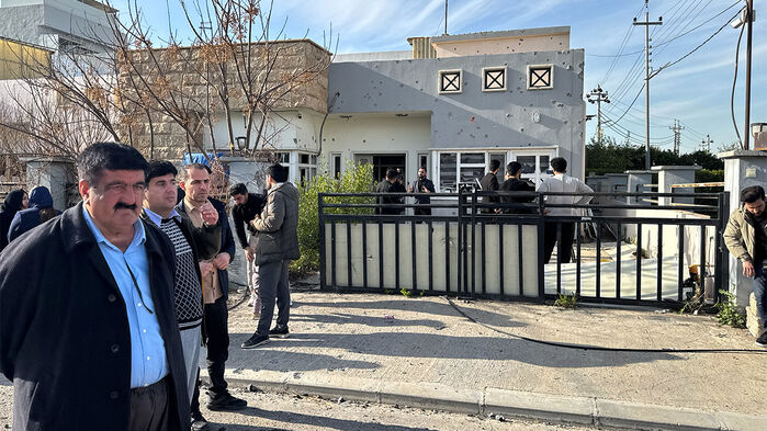 4일 이라크 쿠르디스탄 자치구 이르빌에서 드론 공격이 발생한 후 이라크 쿠르드족이 집 피해 상황을 점검하고 있다.