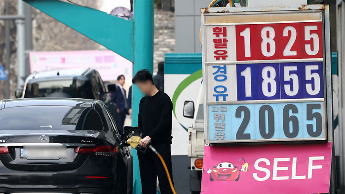 5일 서울의 한 주유소에 유류 가격이 표시돼 있다.