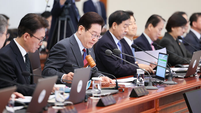 이재명 대통령이 5일 청와대에서 열린 중동 상황 대응책 논의를 위한 국무회의 개회선언을 하고 있다.