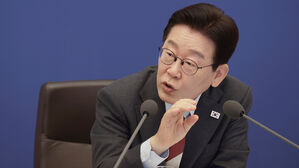 이 대통령 "유류 최고 가격 지정 필요&hellip;바가지 제제 방안도 논의"