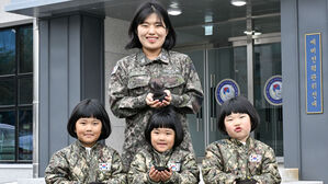 세쌍둥이도 25cm '싹둑'&hellip;군인 가족 단발머리 된 사연