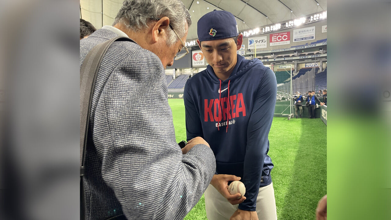 이정후 '아시아 최초 빅리거'에게 사인볼 전달