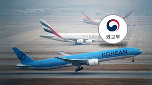 관광 도중 폭격에 눈물도&hellip;400여 명 여전히 발 묶여