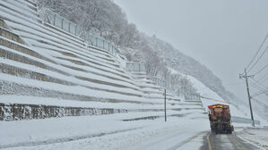 강원 향로봉 14.5㎝ 눈&hellip;밤사이 내린 눈&middot;비 얼어 '살얼음'