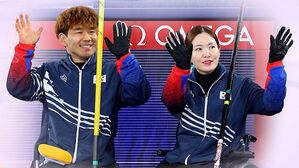 '휠체어 컬링' 백혜진-이용석, 한일전 9대 0 완승