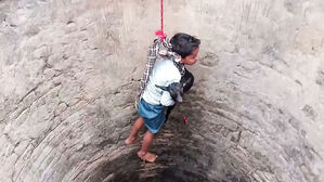 온몸 밧줄로 묶인 7살&hellip;영상 퍼지자 "무모하다" 발칵