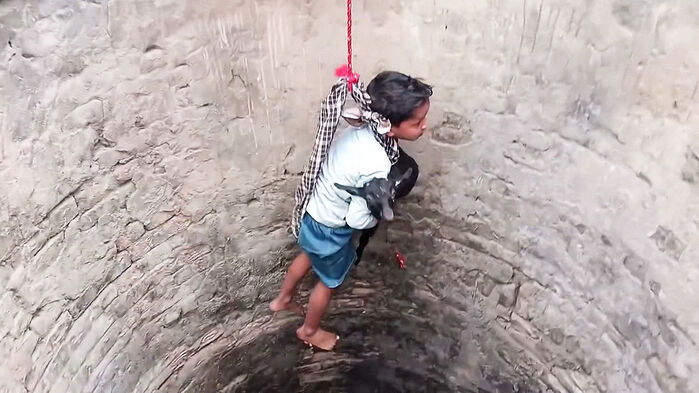 온몸 밧줄로 묶인 7살…영상 퍼지자 "무모" 발칵