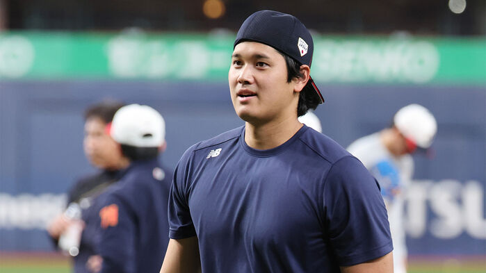 월드베이스볼클래식(WBC) 출전을 앞둔 일본 야구 대표팀 오타니 쇼헤이가 1일 일본 오사카 교세라돔에서 훈련을 마친 뒤 퇴장하고 있다.