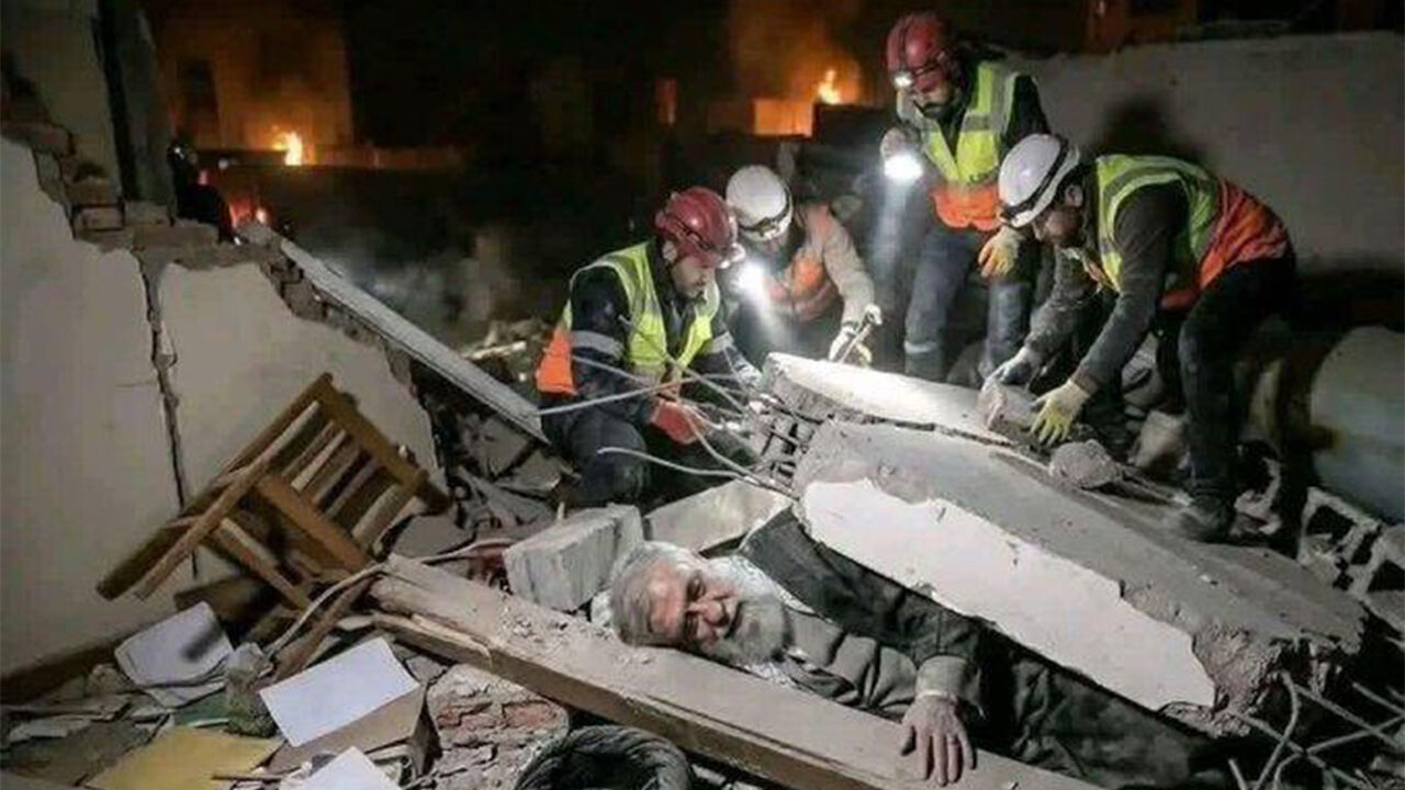 건물 잔해에 깔린 하메네이 AI 가짜 사진