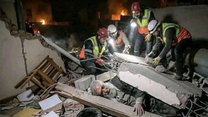 건물 잔해에 깔린 하메네이 AI 가짜 사진