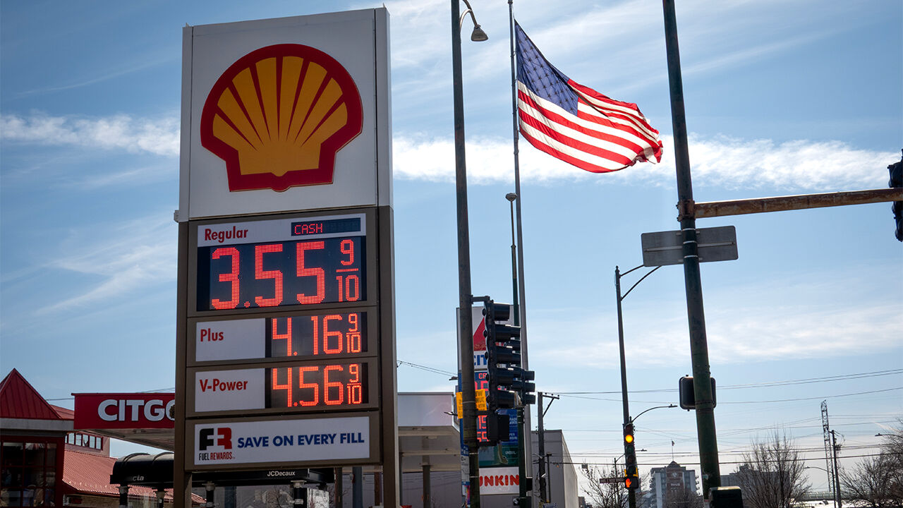 2일 미국 시카고의 한 주유소에 휘발유 가격이 표시되어있다.