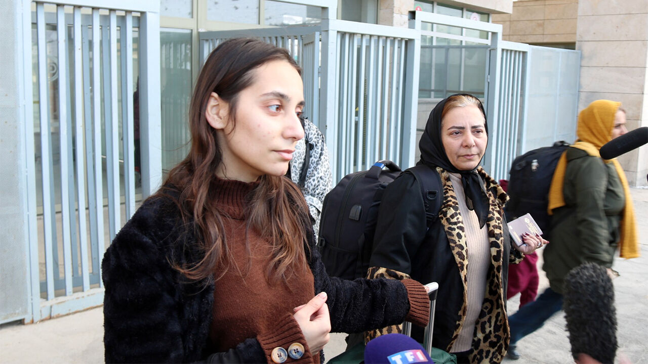 4일(현지시간) 오후 튀르키예로 입국한 이란인 모녀. 이란인 여성 가운데 중년 이상 나이대는 히잡을 대부분 썼지만 청년들은 머리칼을 그대로 드러낸 경우가 많았다. 