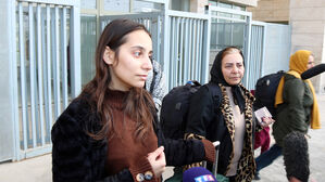 "내 친구들은 거의 축제"&hellip;히잡 벗은 이란 여대생 탈출기