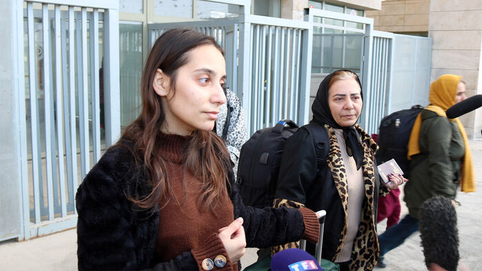 4일(현지시간) 오후 튀르키예로 입국한 이란인 모녀. 이란인 여성 가운데 중년 이상 나이대는 히잡을 대부분 썼지만 청년들은 머리칼을 그대로 드러낸 경우가 많았다. 