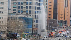 [영상] "물 솟구쳐요" 청담역 출구 앞 '펑'&hellip;높은 물기둥