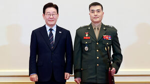 이 대통령, 준장 진급자 삼정검 수여식서 "정치 중립 확고히"