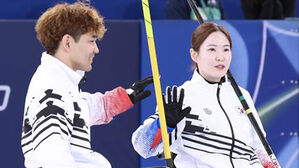 휠체어컬링 백혜진-이용석, 중국에 10대 6 패배&hellip;예선 2승 2패