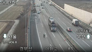 고속도로 추돌 사고로 파이프 쏟아져&hellip;뒤따르던 차 20대 피해