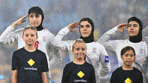 "이마에 배신자 새겨라" 독설에&hellip;결국 침묵 깨고 열창