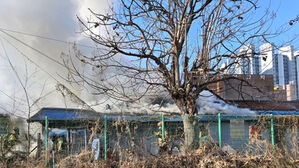 서울 용산구 주택 화재 3시간 만에 완진&hellip;주민 4명 대피