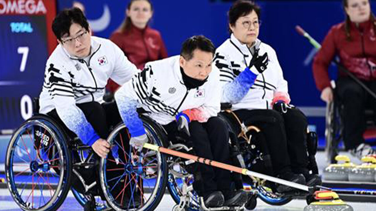 휠체어컬링 혼성팀, 스웨덴에 석패…예선 1승 1패