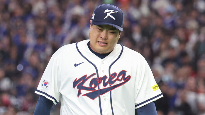 2회초 타이완 장위청에게 솔로 홈런을 허용하며 이닝을 마친 한국 선발 류현진이 아쉬운 표정을 짓고 있다.