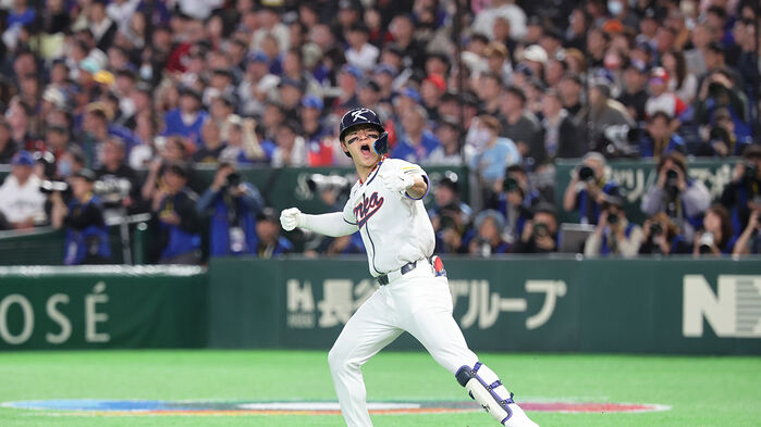 6회말 1사 1루 한국 김도영이 역전 2점 홈런을 친 뒤 포효하고 있다.