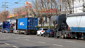 2천 원 앞둔 기름값 상승세 주춤&hellip;휘발유 1,895원&middot;경유 1,918원