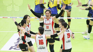 페퍼저축은행, 현대건설 제압&hellip;양효진 은퇴식 후춧가루