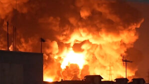 대규모 폭발에 이란 '불길 띠'&hellip;"테헤란 '검은 비' 덮쳤다"