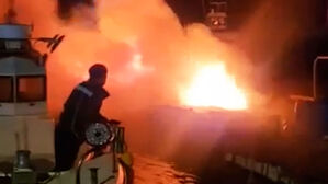 기름통 실린 선박까지 불길&hellip;순찰하던 해경 진화 나섰다