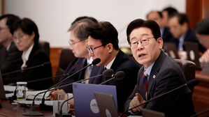 이 대통령 "집권세력 되었다고 마음대로 다 할 수 없어"