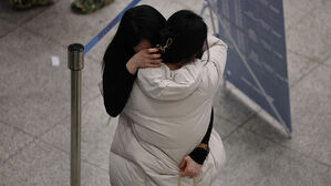 "믿으면서 기다렸다"&hellip;전세기 탑승객들, 속 태운 가족들과 포옹