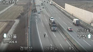 고속도로 추돌 사고로 파이프 '와르르'&hellip;뒤따르던 차 20대 피해