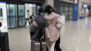 206명 태운 전세기 도착&hellip;가족 만나 안도의 한숨